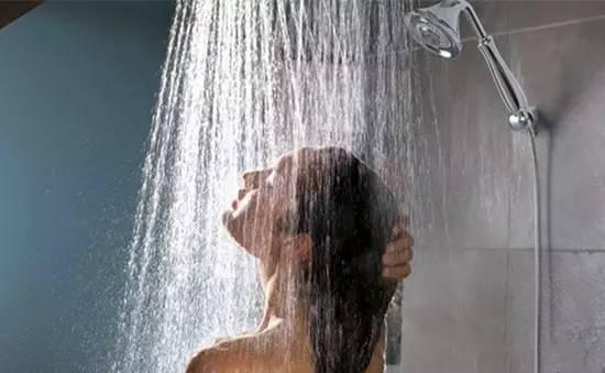 花洒里冲出红色软体活虫，洗澡为何成了家人的噩梦？