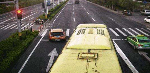 女司机闯红灯被赞真相  什么情况闯红灯能免罚款