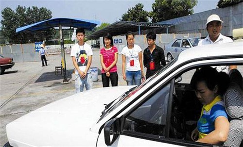 驾考学员飞越考场  网友调侃：姑娘，你在考飞机执照吗