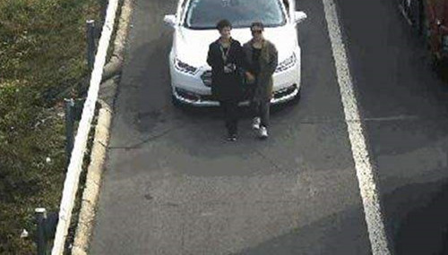 手挽手车前挡号牌是何居心  网友：掩耳盗铃，自食恶果！