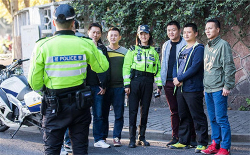 西湖最美女警走红网络  肤白貌美引男游客排队等罚单