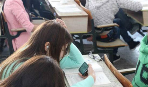 高中生上课玩手机被夹碎  老师拍下视频发至家长群以儆效尤