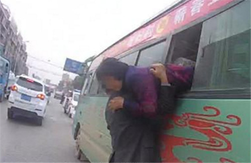 男子持刀劫持客车被抓  造成司机重伤，一女子轻伤！