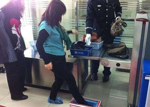 大妈顺走手机还装“好心人”  无赖大妈令人憎恨不已