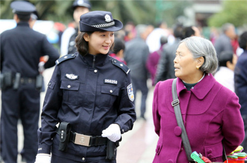 女警朋友圈走红网络  看完世界各国女警还是中国的最美