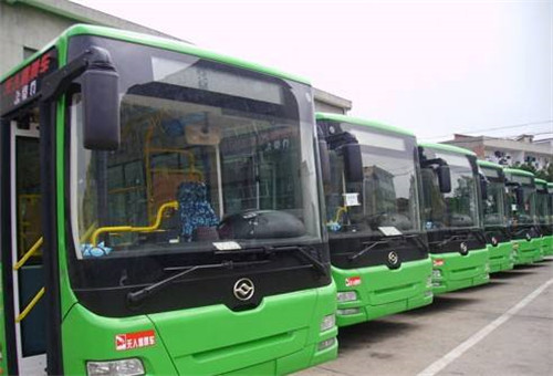 女子数万元婚饰忘公交上  司机拾金不昧获美女熊抱！