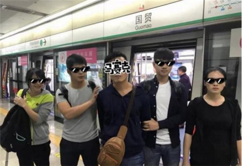 男子地铁突然被铐  其非常狡猾，民警差点为一个眼神而坏事