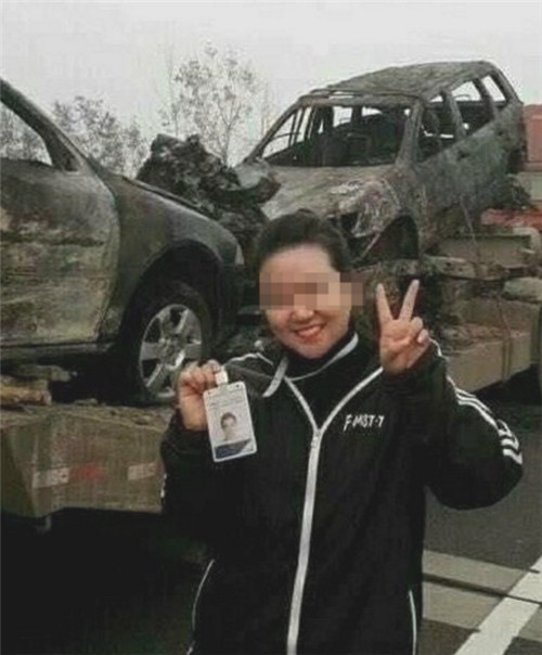 电台女主播自拍被解雇  在18名死者前开心合影被狂喷