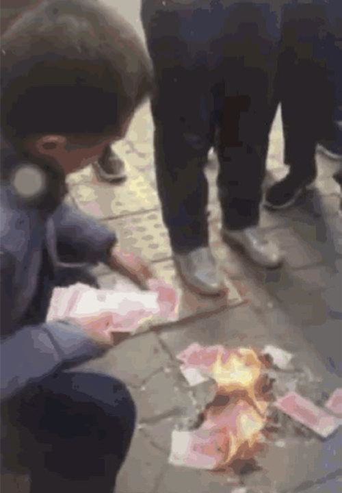 男子当街烧人民币是感情用事？  其放荡不羁后惹祸招殃！