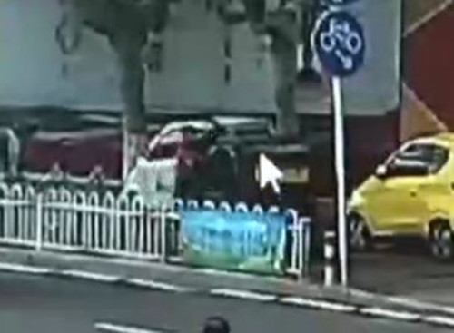 当街持刀捅前女友后仓皇而逃   是一时的冲动还是蓄谋已久