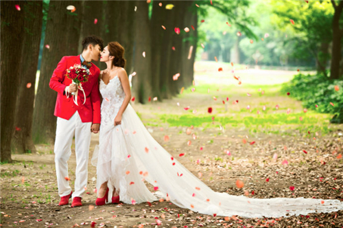 沈阳施华洛婚纱摄影怎么样 许你十里桃花般的婚纱照