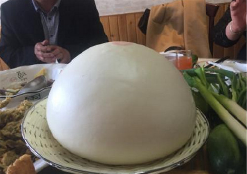 人大6元馒头走红 网友称:比脸大,一个够一个宿舍吃！