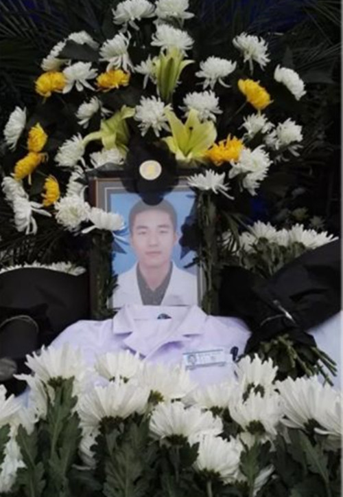 心地善良的男护士交班时猝死！  埋头苦干死后世人伤心欲绝