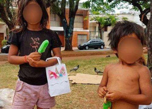 小女孩跪地舔水喝看哭网友  一张照片揭示这个国家的心酸