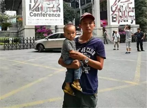 大叔抱娃重读本科  高考4次，教育局的人都懵了！