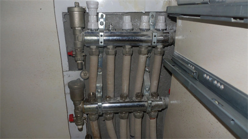 地暖开关怎么是开