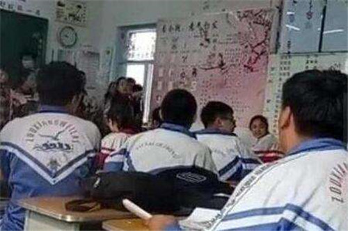 副校长与学生对骂被撤职  言语粗鲁，态度嚣张，不像个老师