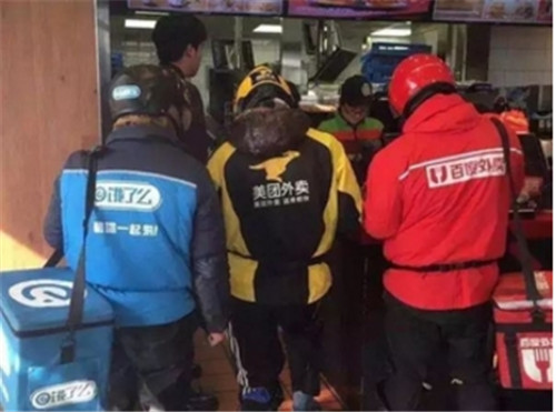 外卖潜规则被曝光引公愤  网上订餐竟比店里贵20%