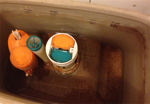 马桶水箱一直注水漏水怎么办