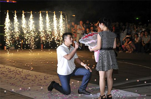 下跪求婚有什么意义 求婚为什么要单膝下跪