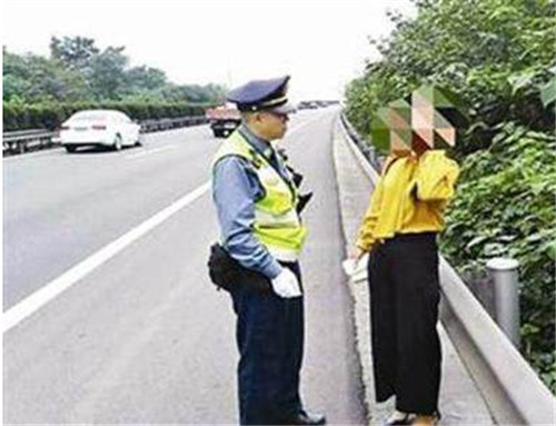 妻子被忘在服务区  网友调侃：这哥们死定了，老婆都敢丢！