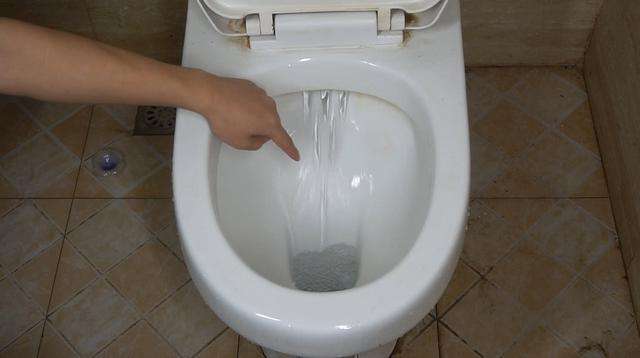 马桶堵了但还缓慢下水  小妙招让马桶畅通无阻