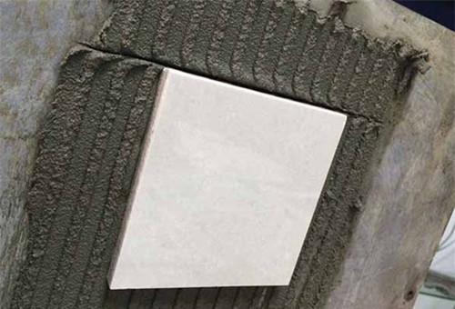 贴瓷砖用水泥好还是瓷砖粘接剂好？听了装修师傅的话终于明白了！