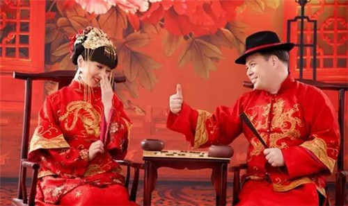 凤冠霞帔婚纱照图片  穿古装谈一场跨时空恋爱