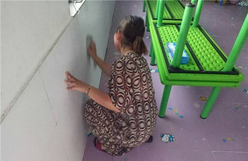 自己怎么贴墙纸 7个步骤让你轻松贴好墙纸