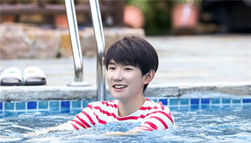 王源谈年少成名称：稀里糊涂就火了，自己也很纳闷！