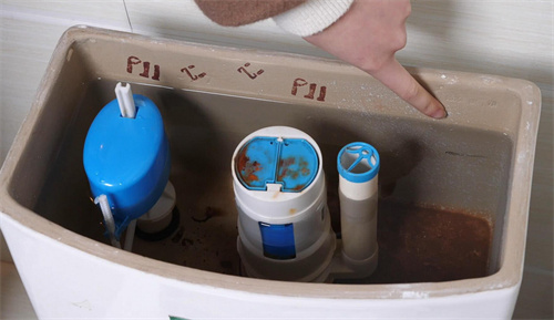 马桶一直在流水停不下来怎么办