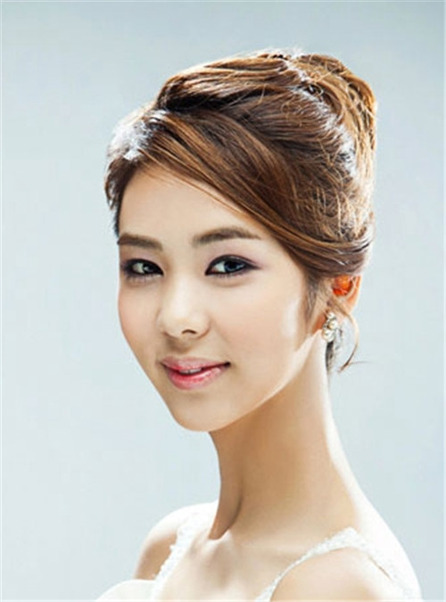 新娘晚装发型怎么做好  简单新娘晚装发型步骤解析