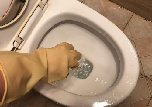 马桶被一大坨卫生纸堵了怎么办