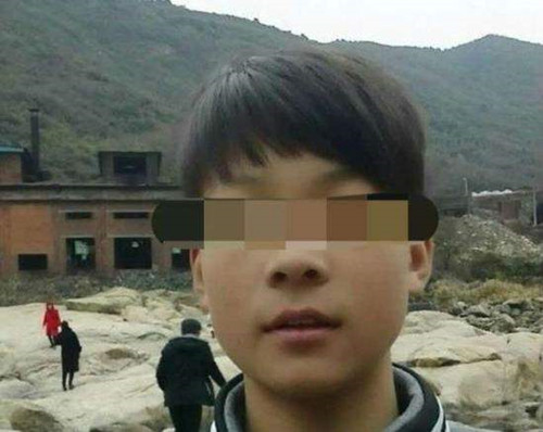 大一新生斗殴死亡父母泣涕如雨  警方明查暗访侦破此案！