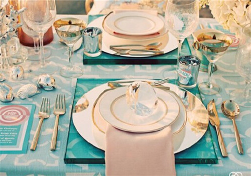 婚庆喜宴餐桌怎么布置  婚宴餐桌摆放设计方法