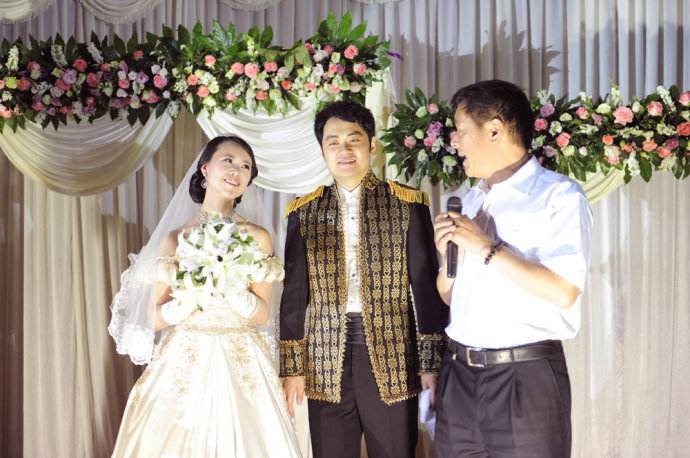 新娘父亲在女儿婚礼上的简短讲话 父亲牵手交给新郎台词