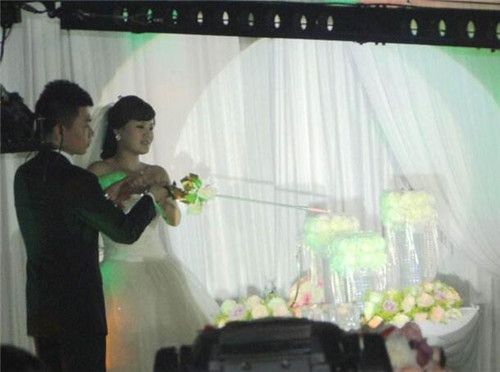 怎么挑选婚庆蜡烛  西式婚礼点燃婚庆蜡烛的寓意