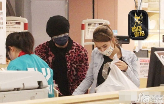 周杰伦昆凌携手逛家具卖场 疑将同居试婚