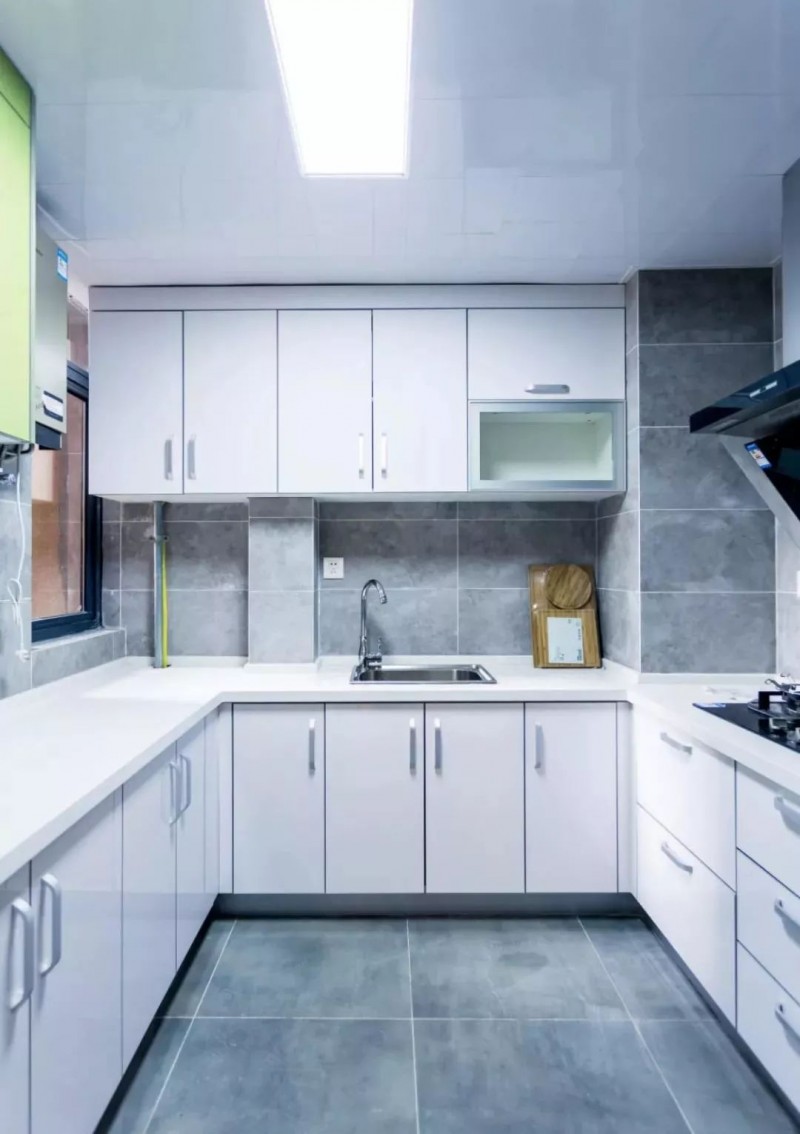 厨房柜门哪种好？32款设计供参考！