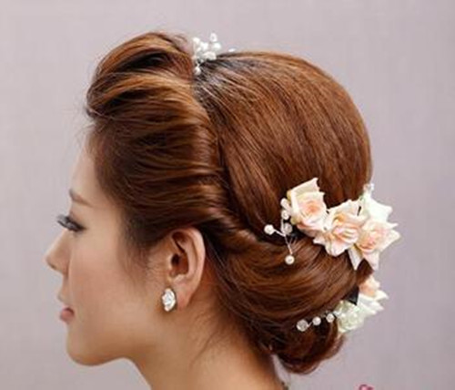 新娘盘发步骤解析 婚宴上适合盘怎样的发型