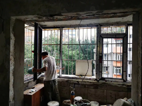 旧窗户不拆怎么翻新