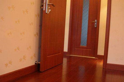 踢脚线颜色跟门走还是跟地板走  踢脚线一般用什么颜色