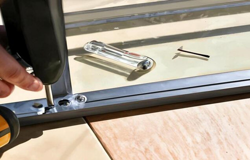 玻璃门怎么调节地弹簧