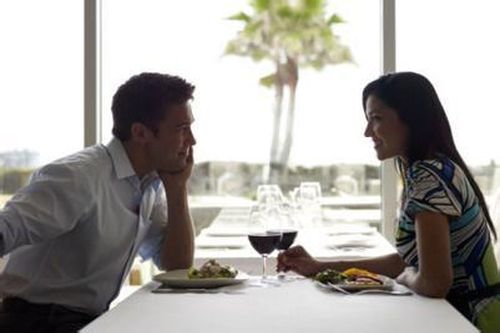 相亲男生不主动联系你说明什么 相亲男生对你有意思的表现