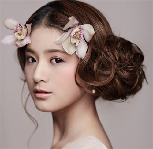 新娘盘头化妆多少钱  学盘头化妆技巧有哪些