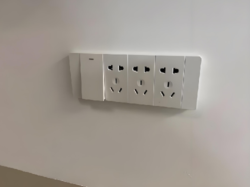 白墙用什么颜色的开关插座