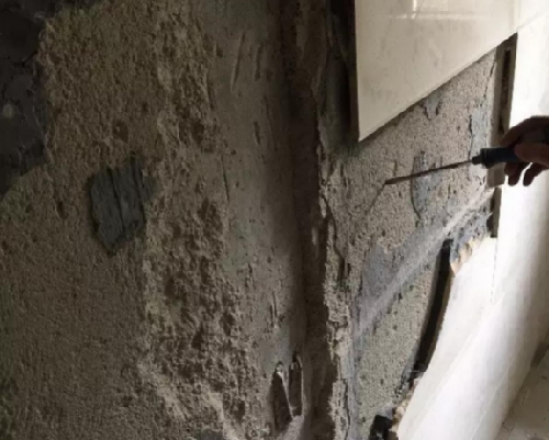 墙面掉沙严重怎么办都露砖头了