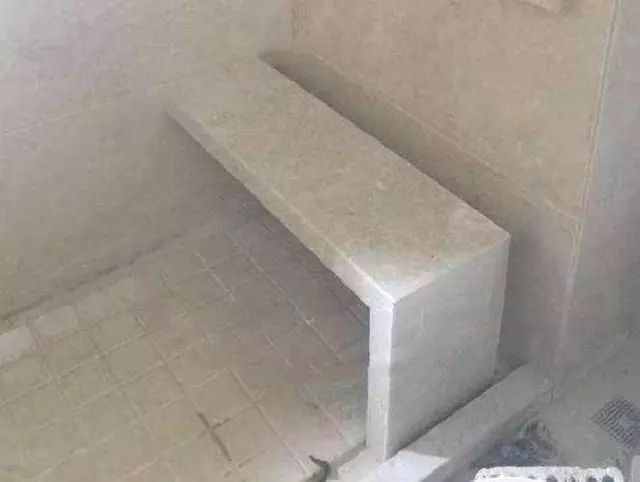 卫生间淋浴房里做个小台阶，没想到这么好用！