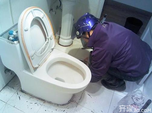 疏通马桶一般多少钱?疏通马桶费用高吗