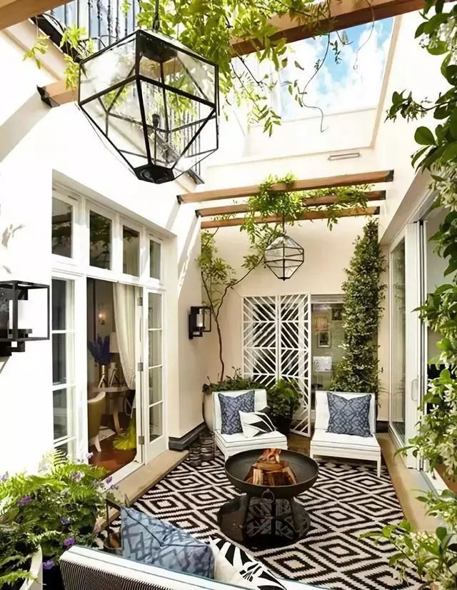 一定要做一个下沉式庭院，完美解决采光和潮湿问题